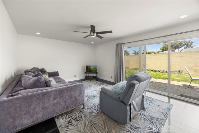 9461 Pier Drive, Huntington Beach CA: https://media.crmls.org/medias/d390cf90-bb21-473e-a2b1-6d8e797466f5.jpg