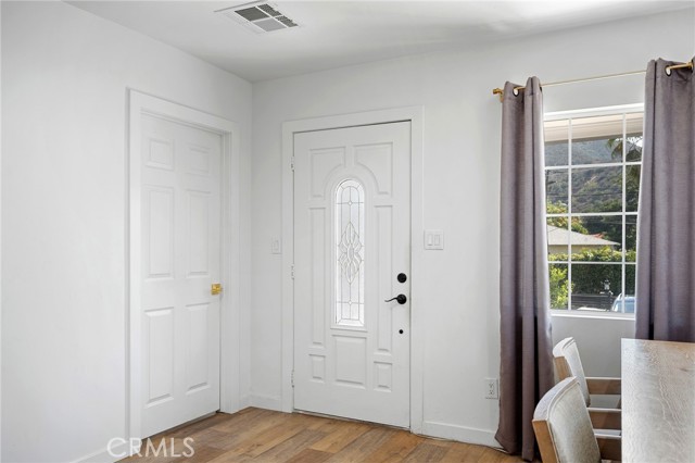 Detail Gallery Image 3 of 34 For 7577 Valaho Dr, Tujunga,  CA 91042 - 3 Beds | 3 Baths