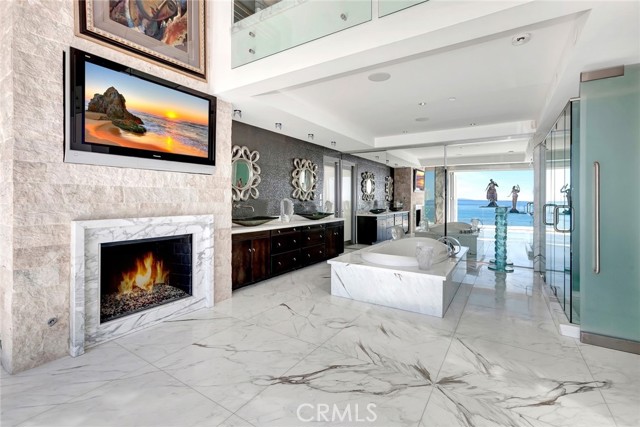 Detail Gallery Image 16 of 27 For 1261 Ocean Front, Laguna Beach,  CA 92651 - 2 Beds | 3/2 Baths