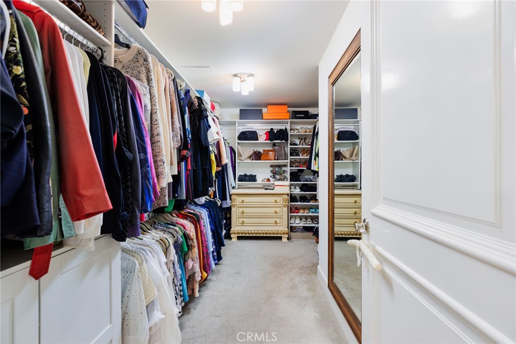 https://media.crmls.org/medias/d3960b95-02e5-40a6-8781-5b41654aee67.jpg?preset=X-Large