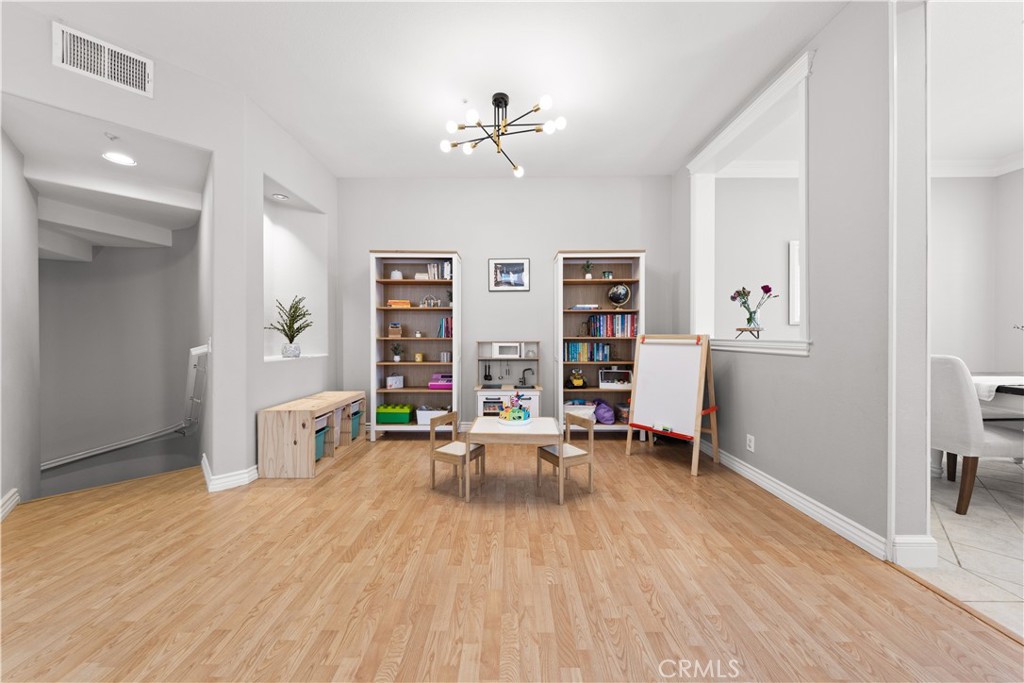 https://media.crmls.org/medias/d396820f-5bee-4cc4-b582-1749d3eeda93.jpg?preset=X-Large
