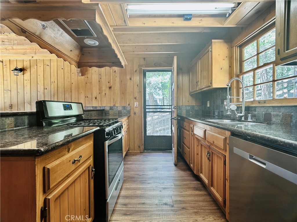 https://media.crmls.org/medias/d398725a-8d78-401b-8b7d-9bc2583ff670.jpg?preset=X-Large