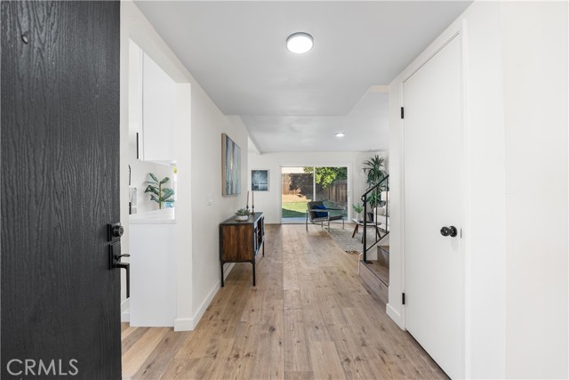 Detail Gallery Image 5 of 54 For 22015 Romar St, Chatsworth,  CA 91311 - 4 Beds | 3 Baths