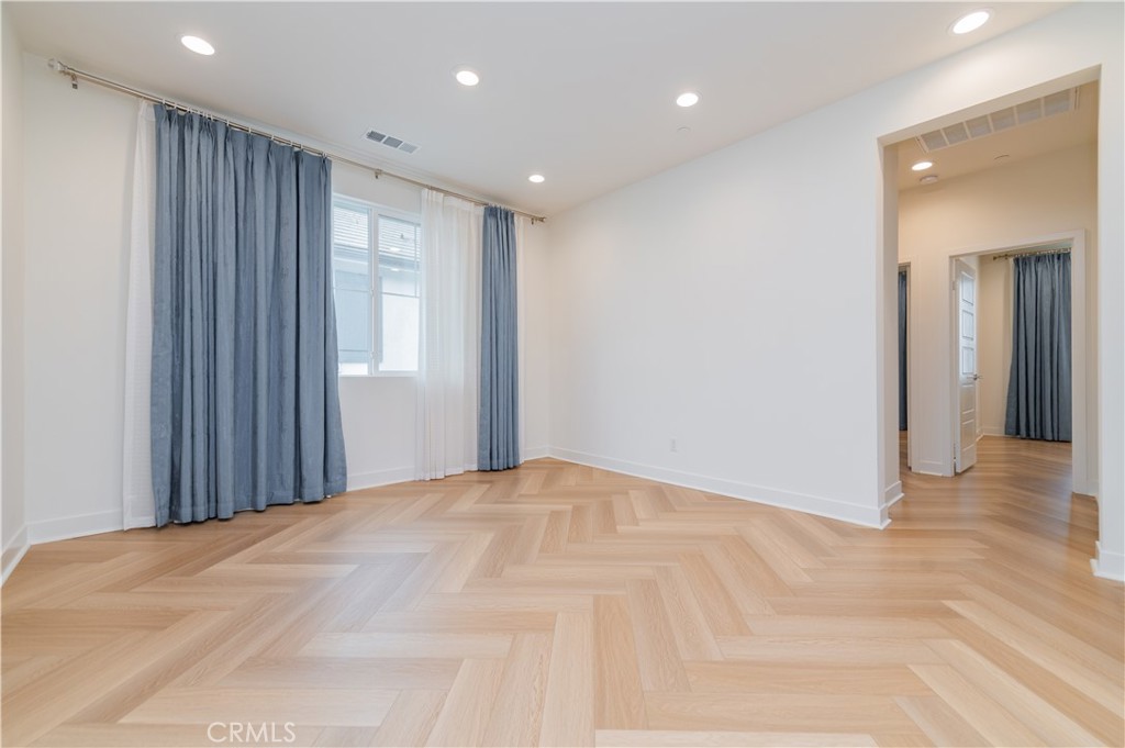 https://media.crmls.org/medias/d3a5dfb9-0e04-4310-864c-aeb18a9475d8.jpg?preset=X-Large