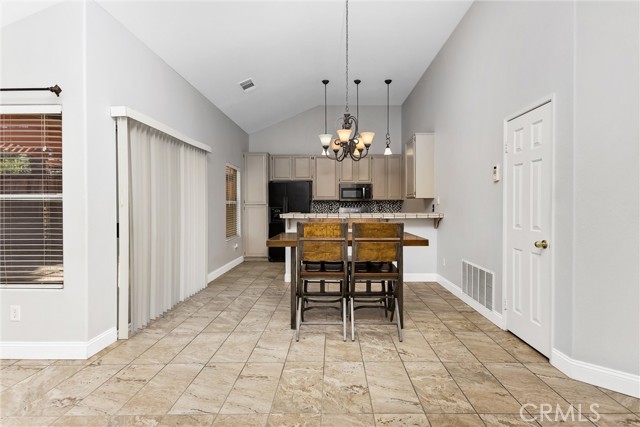 Detail Gallery Image 9 of 29 For 14828 Stone Age Lane, Victorville,  CA 92394 - 3 Beds | 2 Baths