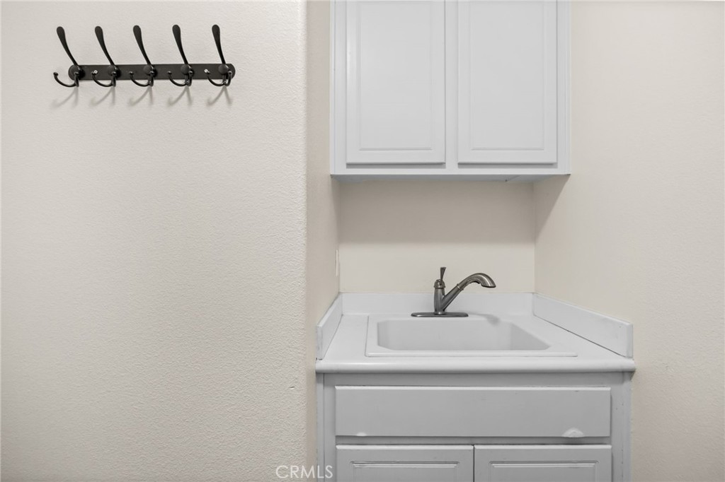 https://media.crmls.org/medias/d3a8b571-91b5-4431-941d-16603b30f621.jpg?preset=X-Large