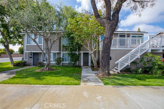 8482 Benjamin Drive, Huntington Beach CA: https://media.crmls.org/medias/d3a8cd73-9378-41ab-bc02-388915407903.jpg