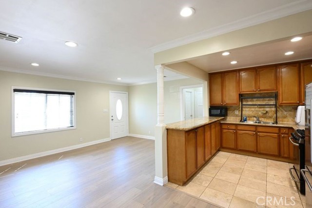 Detail Gallery Image 13 of 28 For 6437 Enfield Ave, Reseda,  CA 91335 - 3 Beds | 2 Baths