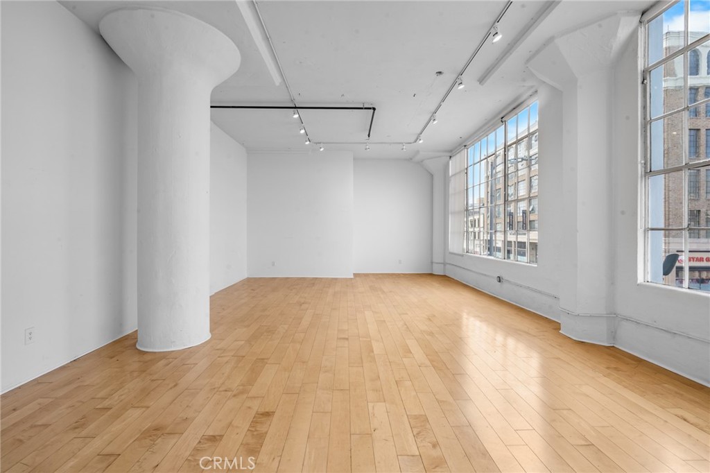 https://media.crmls.org/medias/d3aa439e-46c0-422d-aa41-ede299a22484.jpg?preset=X-Large