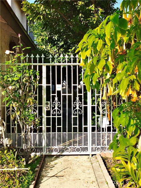 Gate