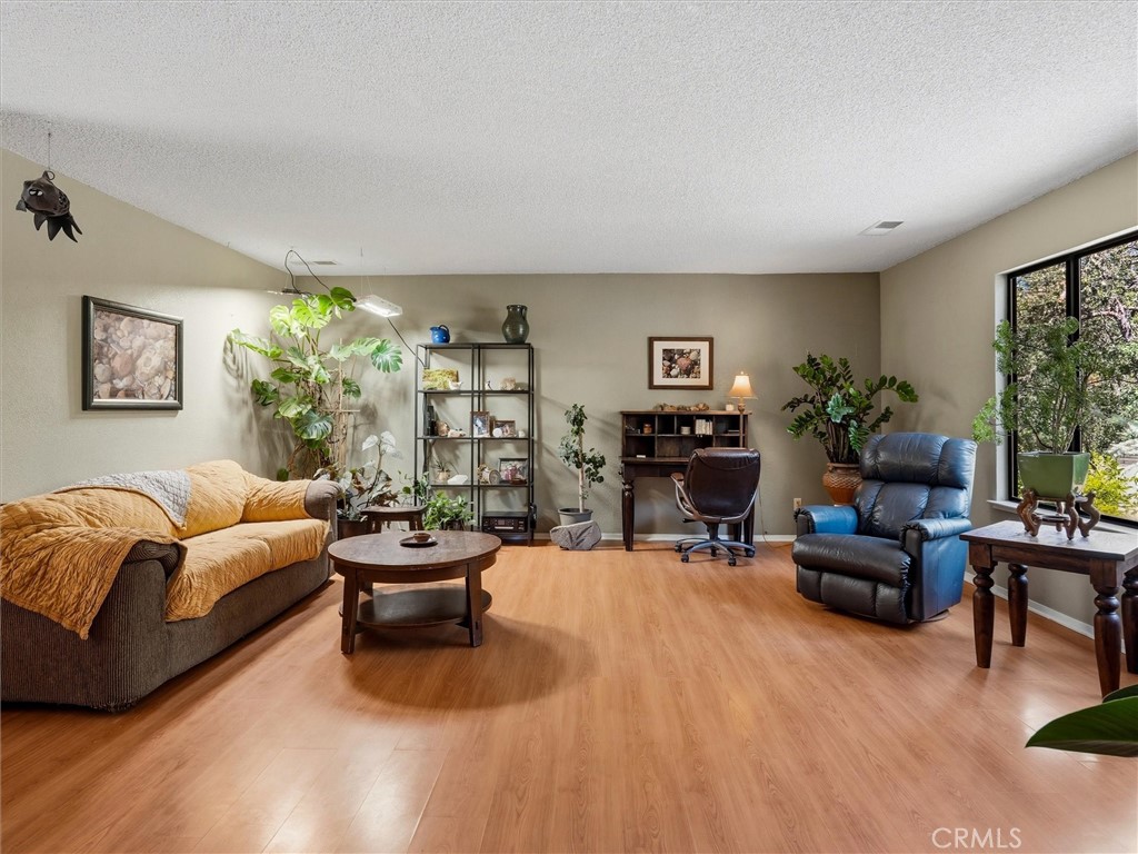 https://media.crmls.org/medias/d3adc4c5-9f77-4348-a589-729515f562ef.jpg?preset=X-Large