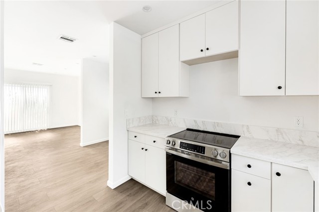 Detail Gallery Image 2 of 13 For 7044 White Oak a,  Van Nuys,  CA 91406 - 3 Beds | 2 Baths