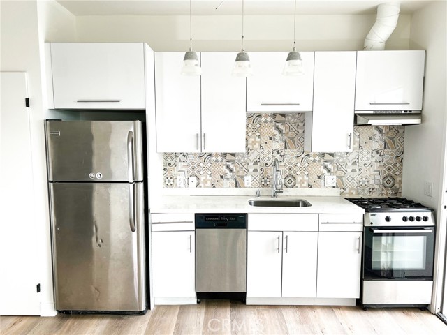 Detail Gallery Image 3 of 14 For 1183 Crenshaw Bld #201,  Los Angeles,  CA 90019 - 2 Beds | 2 Baths