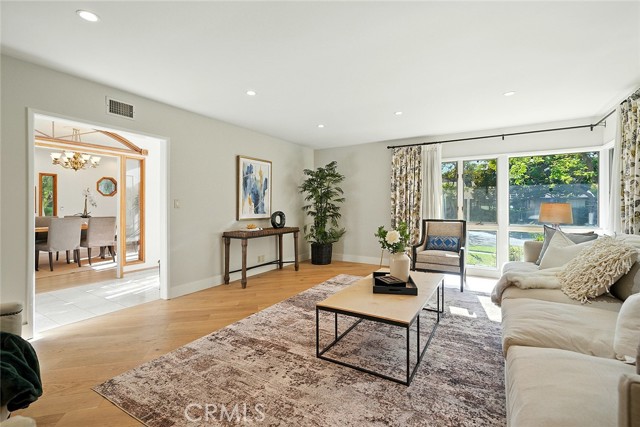 1210 Los Altos Avenue, Long Beach CA: https://media.crmls.org/medias/d3b2d7e9-2d13-40cd-a018-f990d097eb2f.jpg