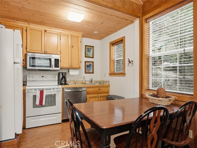 Detail Gallery Image 11 of 24 For 7739 Black Pine, Fish Camp,  CA 93623 - 1 Beds | 1 Baths