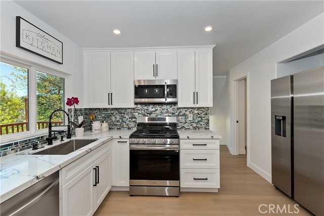 Detail Gallery Image 11 of 59 For 27757 North Bay Rd, Lake Arrowhead,  CA 92352 - 4 Beds | 3 Baths
