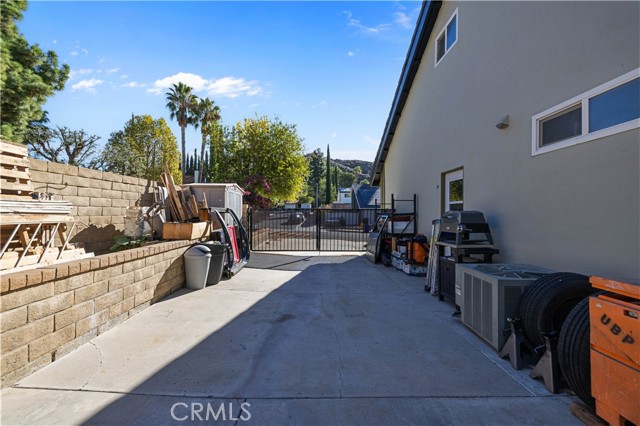 Detail Gallery Image 35 of 44 For 28975 Lotusgarden, Canyon Country,  CA 91387 - 4 Beds | 3 Baths