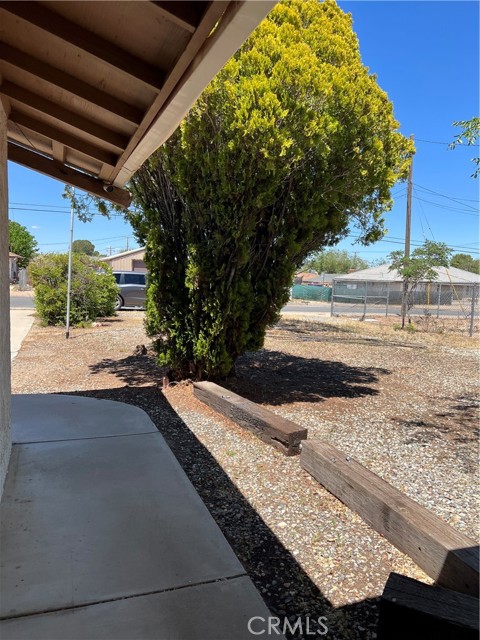 Detail Gallery Image 3 of 10 For 14457 Willow, Hesperia,  CA 92345 - 3 Beds | 2 Baths
