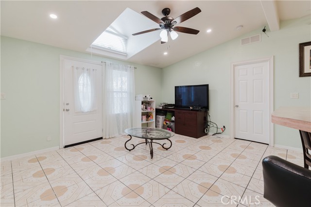 250 N Linden Avenue, Rialto CA: https://media.crmls.org/medias/d3ba8a18-fd5b-41ef-ab40-6be2ad782b25.jpg