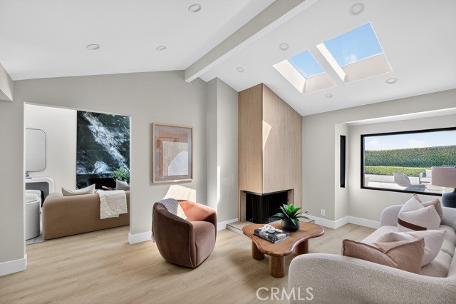 10 White Water Drive, Corona del Mar CA: https://media.crmls.org/medias/d3be89e8-906f-4f2e-9a2e-830156b70586.jpg