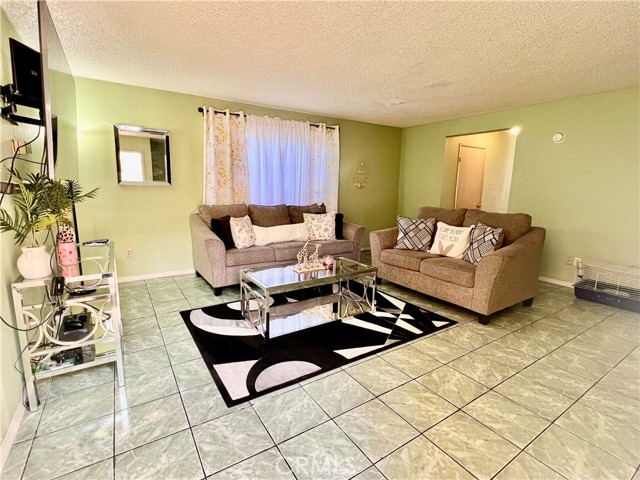 Detail Gallery Image 3 of 39 For 2019 E Piru St, Compton,  CA 90222 - 3 Beds | 1/1 Baths