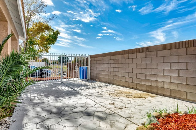 Detail Gallery Image 5 of 44 For 2031 Thomas Dr, Lancaster,  CA 93535 - 5 Beds | 2 Baths