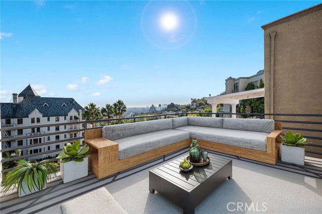 Detail Gallery Image 2 of 35 For 8246 Woodshill Trl, Los Angeles,  CA 90069 - 4 Beds | 4 Baths