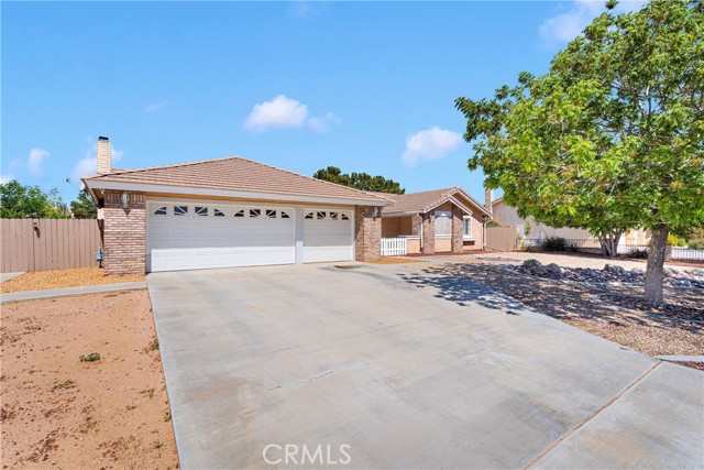 13950 High Falls Trail, Apple Valley CA: https://media.crmls.org/medias/d3c3bd65-3689-4c87-a674-ac6790b54536.jpg