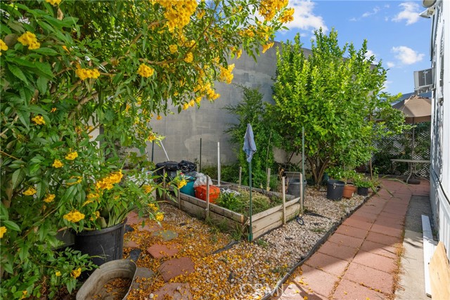 21001 Plummer Street, Chatsworth CA: https://media.crmls.org/medias/d3c605e9-78c6-4bdb-aec4-23eb3dd34d75.jpg