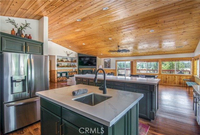 Detail Gallery Image 7 of 39 For 1002 White Mountain, Big Bear City,  CA 92314 - 4 Beds | 3/1 Baths