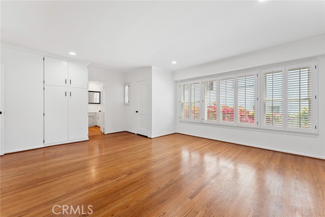 11053 Strathmore Drive, Westwood - Century City CA: https://media.crmls.org/medias/d3c9e63c-bc60-49f0-bd56-4f7773976c6c.jpg