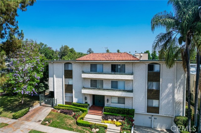 1218 Pine Street, South Pasadena CA: https://media.crmls.org/medias/d3ca703a-9b37-449b-a3ba-0cb623dcff32.jpg