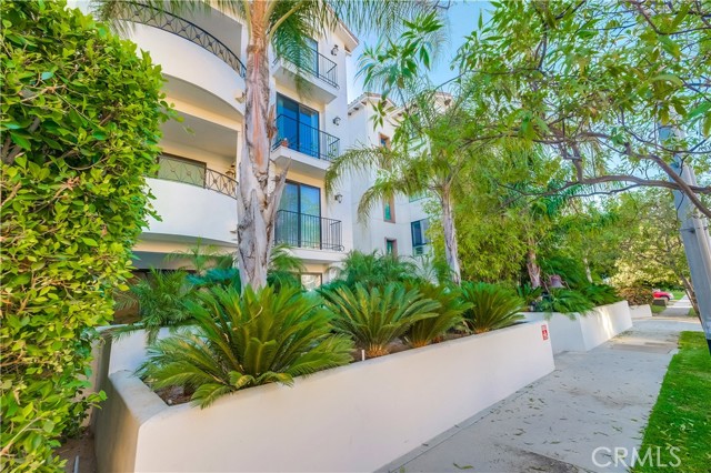 Detail Gallery Image 2 of 33 For 5253 Vantage Ave #105,  Valley Village,  CA 91607 - 4 Beds | 2 Baths