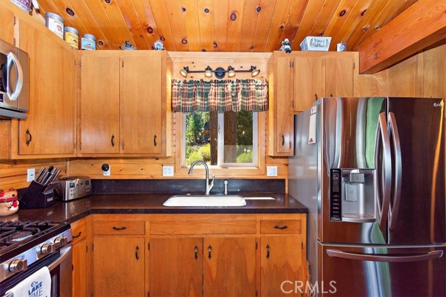 Detail Gallery Image 14 of 43 For 740 Cove Dr, Big Bear Lake,  CA 92315 - 3 Beds | 2 Baths