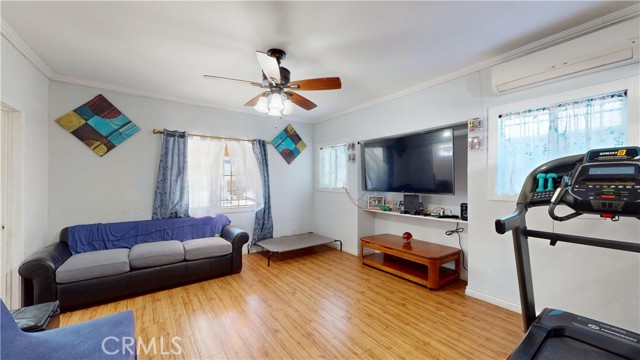 5854 Woodlawn Avenue, Los Angeles CA: https://media.crmls.org/medias/d3d311b8-825f-4bfd-8858-a4068d0a20a6.jpg