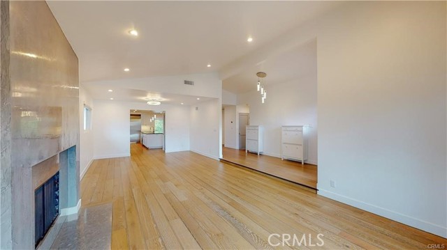 Detail Gallery Image 7 of 50 For 3119 Mesa Verde Dr, Burbank,  CA 91504 - 4 Beds | 3 Baths