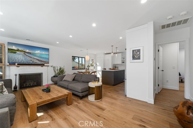 2329 Vineyard Avenue, Los Angeles CA: https://media.crmls.org/medias/d3d7374a-173e-4977-8a72-6b6c1984421e.jpg