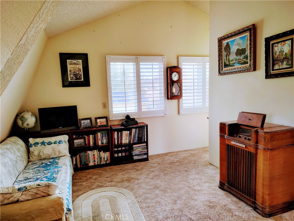 https://media.crmls.org/medias/d3d9f377-a475-4461-af37-e1bf7ca93b39.jpg?preset=X-Large