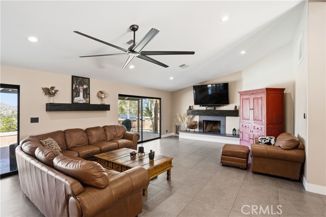 Detail Gallery Image 12 of 69 For 30861 Blackhorse Dr, Canyon Lake,  CA 92587 - 4 Beds | 2/1 Baths
