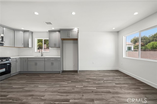 11062 Oneida Avenue, San Fernando CA: https://media.crmls.org/medias/d3dd4229-6506-430f-9468-15d3d05630c5.jpg
