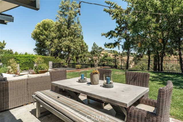 Detail Gallery Image 12 of 16 For 3960 Ellenita, Tarzana,  CA 91356 - 3 Beds | 3 Baths