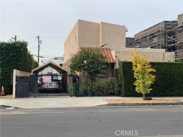 6417 Troost Avenue, North Hollywood CA: https://media.crmls.org/medias/d3e5db5a-ff0d-461a-8baa-afb0b59e5f24.jpg