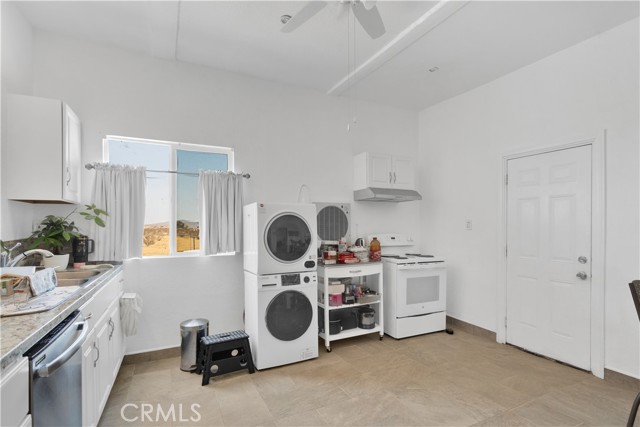 27320 Rodeo Road, Helendale CA: https://media.crmls.org/medias/d3e7f06c-7a72-41eb-9ba7-0cf806ed3e76.jpg