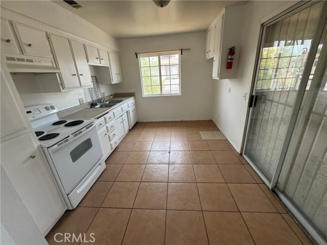 1215 W Oakland Avenue, Hemet CA: https://media.crmls.org/medias/d3e8abe5-cb21-40b2-a544-28017da59e7e.jpg
