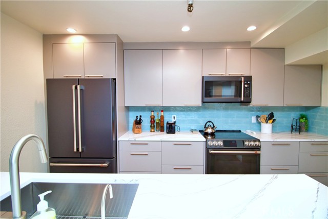 Detail Gallery Image 3 of 24 For 230 S Catalina Ave #107,  Redondo Beach,  CA 90277 - 2 Beds | 2 Baths