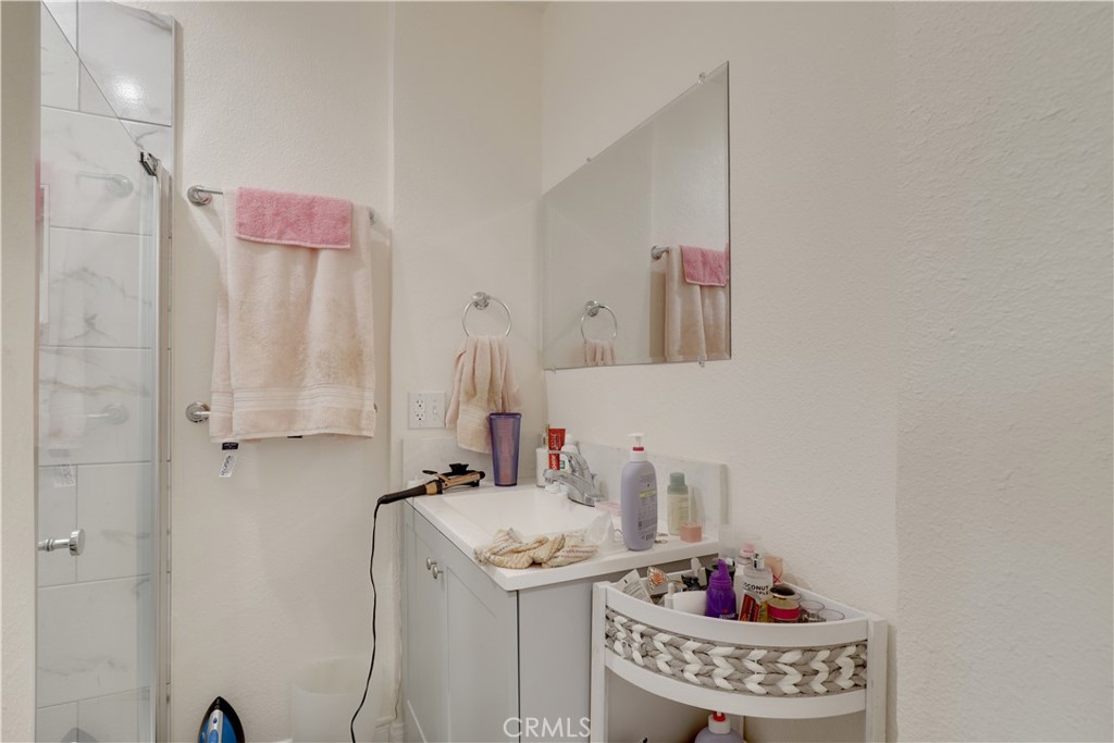 https://media.crmls.org/medias/d3e9c7ec-68f7-4414-902c-5d1d7084034f.jpg?preset=X-Large