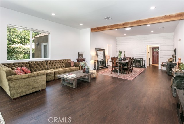 Detail Gallery Image 4 of 29 For 5825 Fulton Ave, Valley Glen,  CA 91401 - 3 Beds | 3 Baths