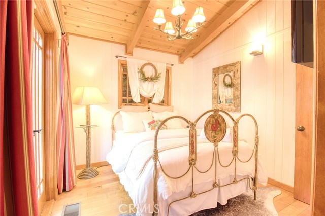 5475 Acorn Trail, Wrightwood CA: https://media.crmls.org/medias/d3f06832-18e4-4bde-b192-9306a13b582c.jpg