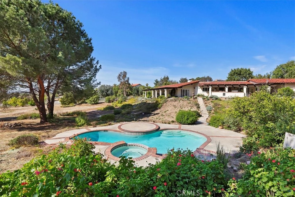 37895 Avenida Bravura