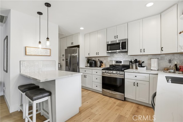 Detail Gallery Image 44 of 53 For 22637 Erwin St, Woodland Hills,  CA 91367 - 6 Beds | 5/1 Baths